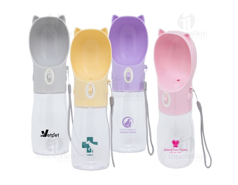Garrafa Bebedouro Pet 420ml - Mantenha seu pet sempre hidratado com essa prática garrafa bebedouro. Ideal para passeios e viagens, fácil de transportar e utilizar. Com capacidade de 420ml, seu animalzinho terá água fresca a qualquer hora. Aproveite!