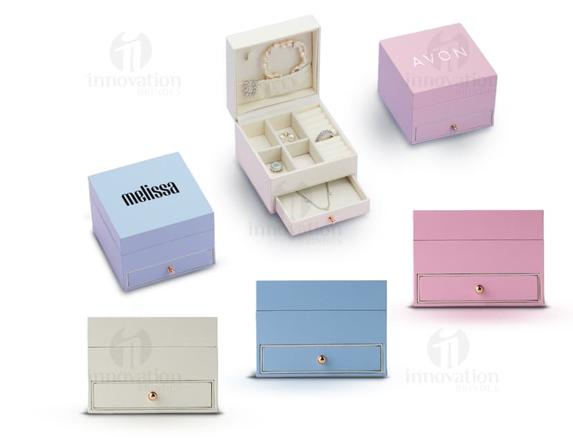 Porta joias com design sofisticado em formato de disquete, com espaço para armazenamento de memórias, notas e documentos. Em tons de marrom e amarelo, com elementos de papel e adesivos para organização. Perfeito para uso em escritórios e em casa.