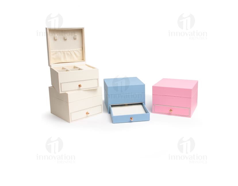Porta joias com design sofisticado em formato de disquete, com espaço para armazenamento de memórias, notas e documentos. Em tons de marrom e amarelo, com elementos de papel e adesivos para organização. Perfeito para uso em escritórios e em casa.