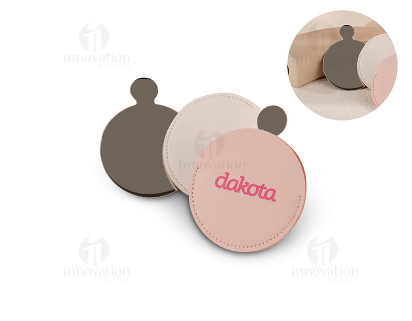 Espelho inox ultrafino com capa, design moderno e elegante. Ideal para uso em cosméticos e maquiagem. Disco de armazenamento em formato de CD, representando tecnologia. Elementos decorativos em papel e símbolo de digital. Ícone de arte gráfica em 3D, com detalhes brilhantes e redondos. Objeto decorativo multifuncional, com reflexo e vidro em esfera. Perfeito para compor a decoração de ambientes de forma criativa e inovadora.