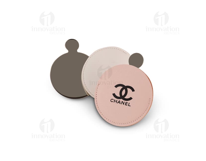 Espelho inox ultrafino com capa, design moderno e elegante. Ideal para uso em cosméticos e maquiagem. Disco de armazenamento em formato de CD, representando tecnologia. Elementos decorativos em papel e símbolo de digital. Ícone de arte gráfica em 3D, com detalhes brilhantes e redondos. Objeto decorativo multifuncional, com reflexo e vidro em esfera. Perfeito para compor a decoração de ambientes de forma criativa e inovadora.