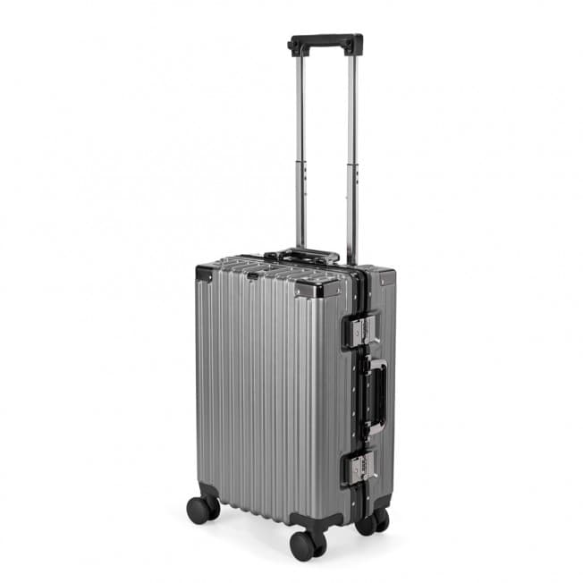 Mala de viagem 46 litros em alumínio prateado, moderna e resistente, com fecho em metal, ideal para viagens de negócios ou lazer.