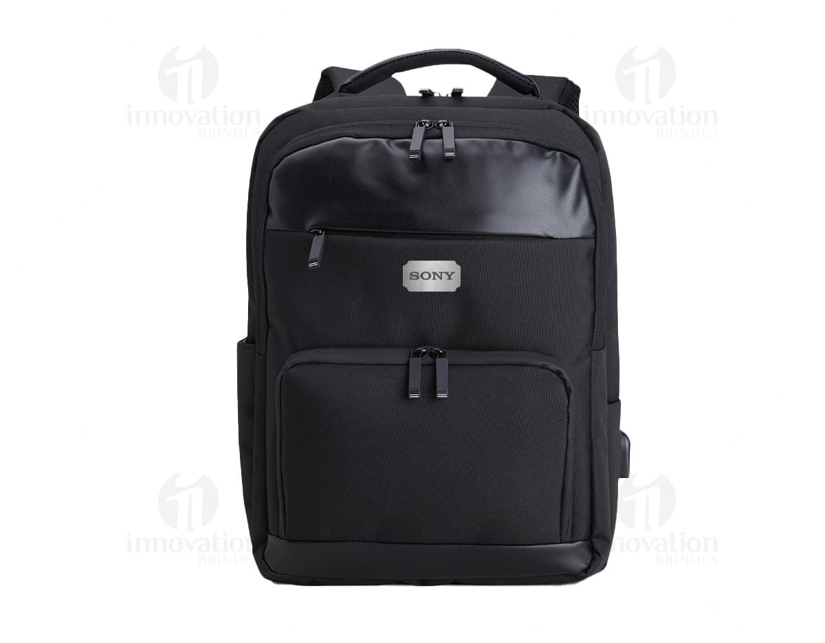 Mochila de poliéster preta de 29 litros, com fecho de zíper, alça de couro, bolso de metal, design moderno e elegante.