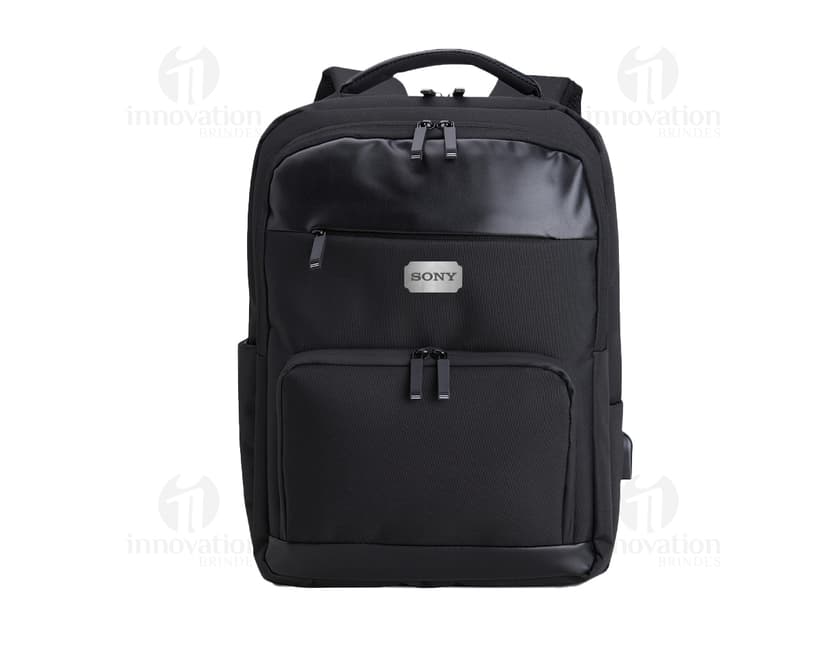 Mochila de poliéster preta de 29 litros, com fecho de zíper, alça de couro, bolso de metal, design moderno e elegante.