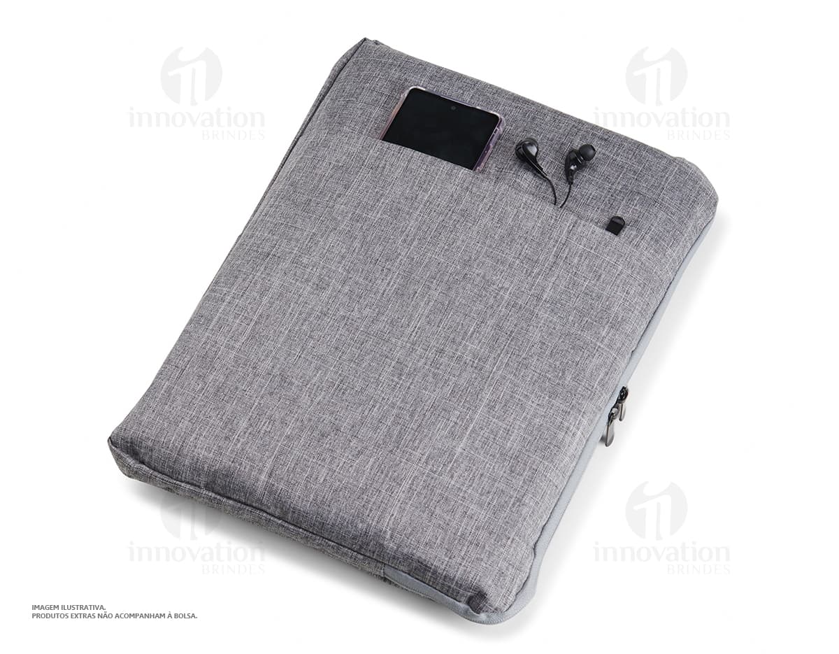 Pasta de couro marrom para tablet e notebook com fecho de metal, textura vintage e bolsos internos para armazenar documentos e cartões.