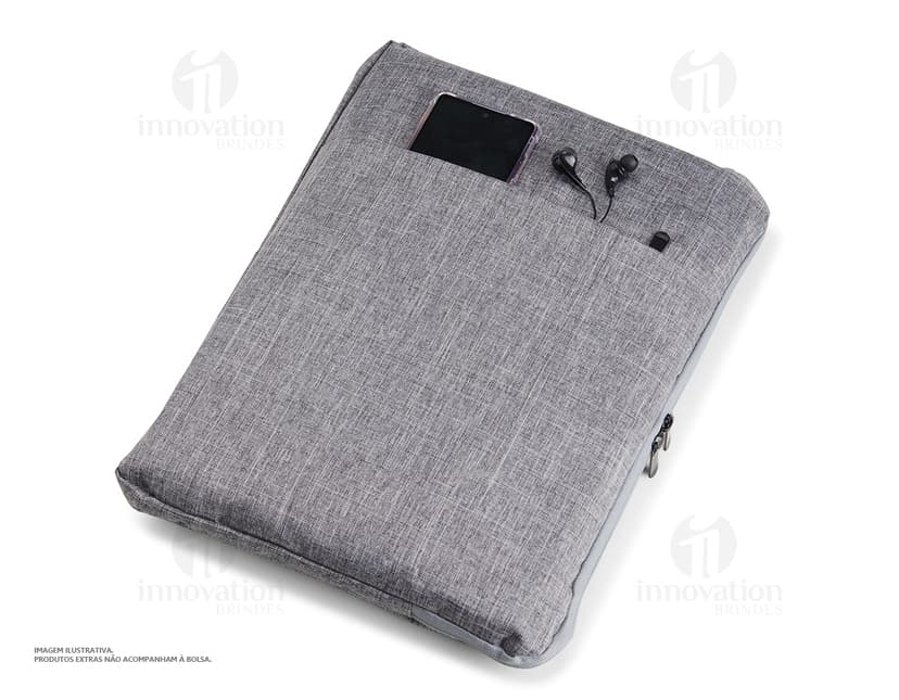 Pasta de couro marrom para tablet e notebook com fecho de metal, textura vintage e bolsos internos para armazenar documentos e cartões.