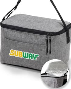 Bolsa térmica de 9L em couro marrom com detalhes em metal, fecho de zíper, alça e bolso externo. Textura elegante e moderna, ideal para manter alimentos frescos e protegidos.