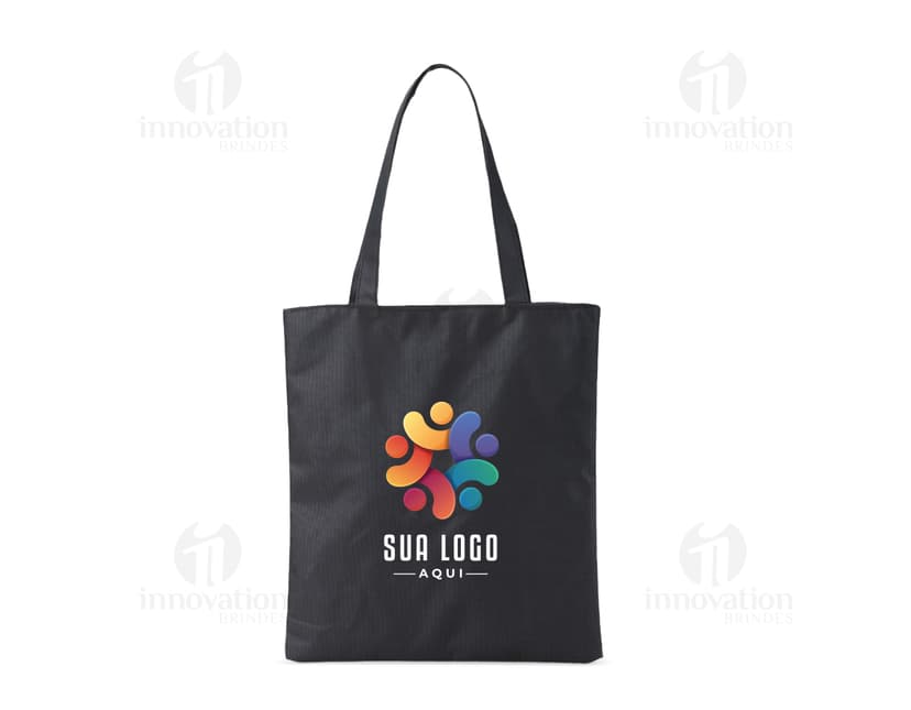 Sacola de nylon preta com zíper e alça, ideal para compras e armazenamento de objetos. Elegante e prática, perfeita para quem busca estilo e funcionalidade.