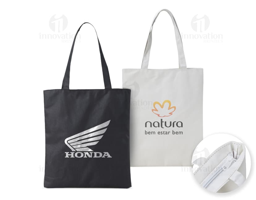 Sacola de nylon preta com zíper e alça, ideal para compras e armazenamento de objetos. Elegante e prática, perfeita para quem busca estilo e funcionalidade.