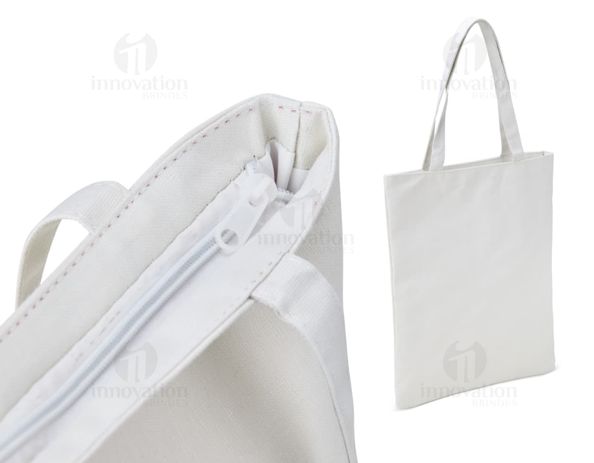 Sacola de nylon preta com zíper e alça, ideal para compras e armazenamento de objetos. Elegante e prática, perfeita para quem busca estilo e funcionalidade.