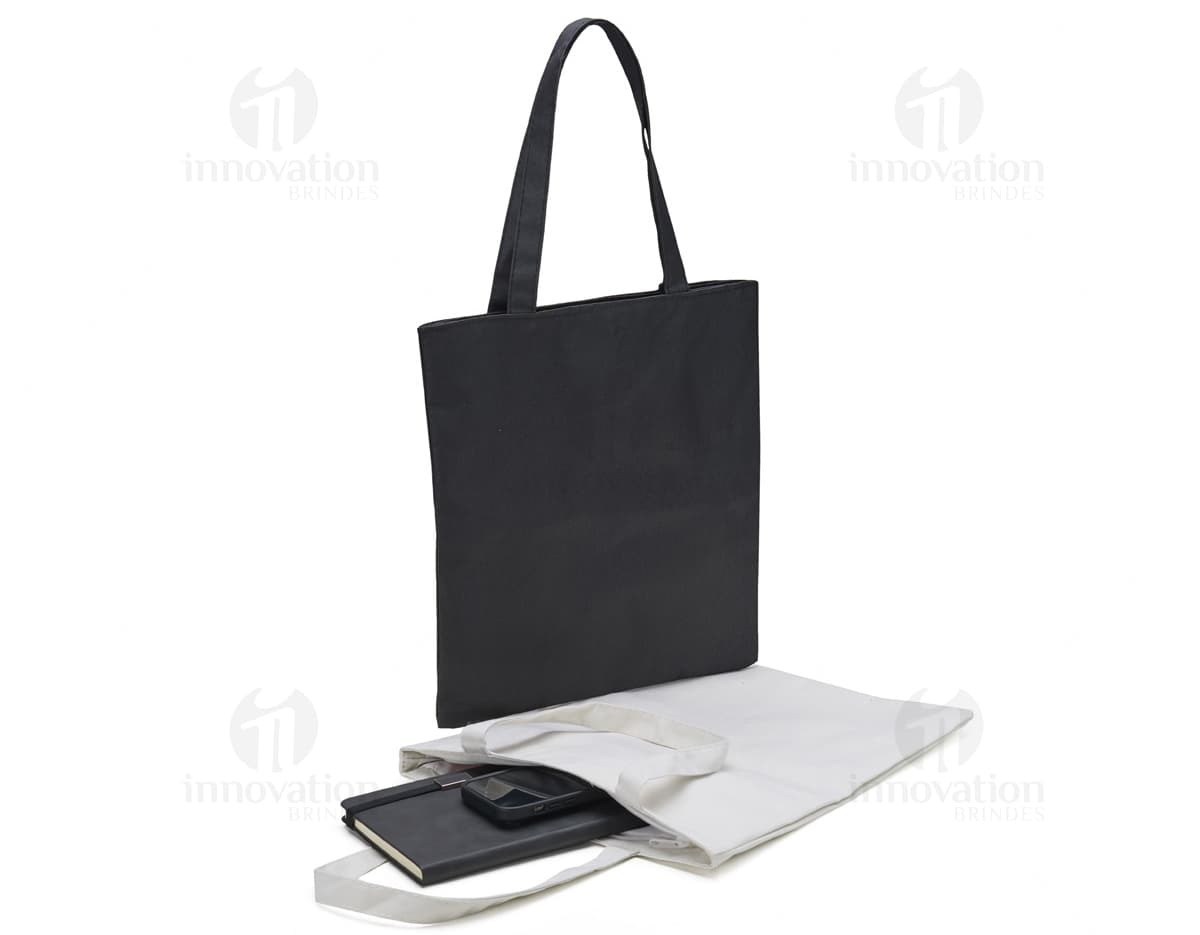 Sacola de nylon preta com zíper e alça, ideal para compras e armazenamento de objetos. Elegante e prática, perfeita para quem busca estilo e funcionalidade.