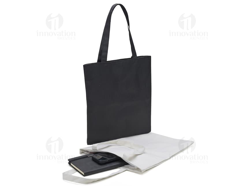 Sacola de nylon preta com zíper e alça, ideal para compras e armazenamento de objetos. Elegante e prática, perfeita para quem busca estilo e funcionalidade.