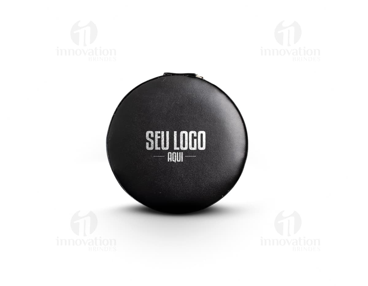 Um porta jóia de metal prateado, com tampa de vidro circular e lente de aumento embutida. O objeto possui um design tecnológico e futurista, com acabamento brilhante e textura de alumínio.É um recipiente de armazenamento para jóias e acessórios, ideal para manter suas peças protegidas e organizadas.