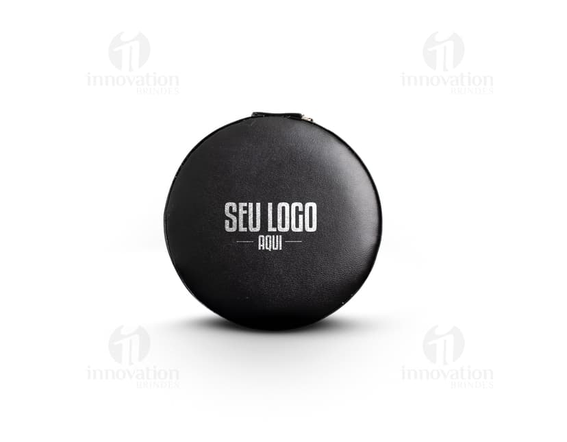 Um porta jóia de metal prateado, com tampa de vidro circular e lente de aumento embutida. O objeto possui um design tecnológico e futurista, com acabamento brilhante e textura de alumínio.É um recipiente de armazenamento para jóias e acessórios, ideal para manter suas peças protegidas e organizadas.