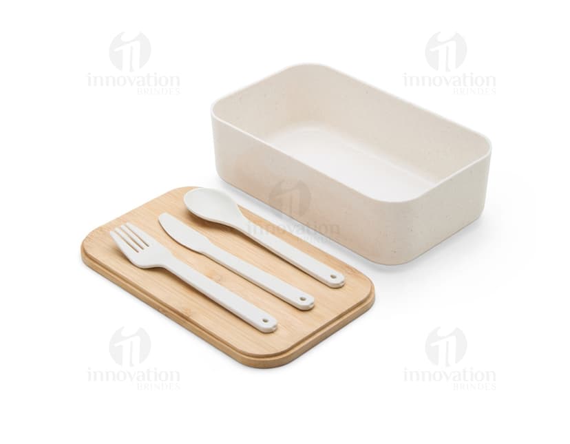 Marmita Fibra Trigo em uma imagem com utensílios de cozinha, comida, objetos metálicos, talheres, pratos vazios e reflexos brilhantes em uma mesa de restaurante.