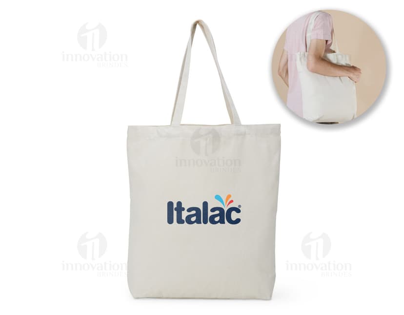 Sacola de algodão marrom com alças costuradas, objeto elegante e moderno para compras, presente ou transporte de objetos, ideal para uso em lojas, supermercados e atividades comerciais.
