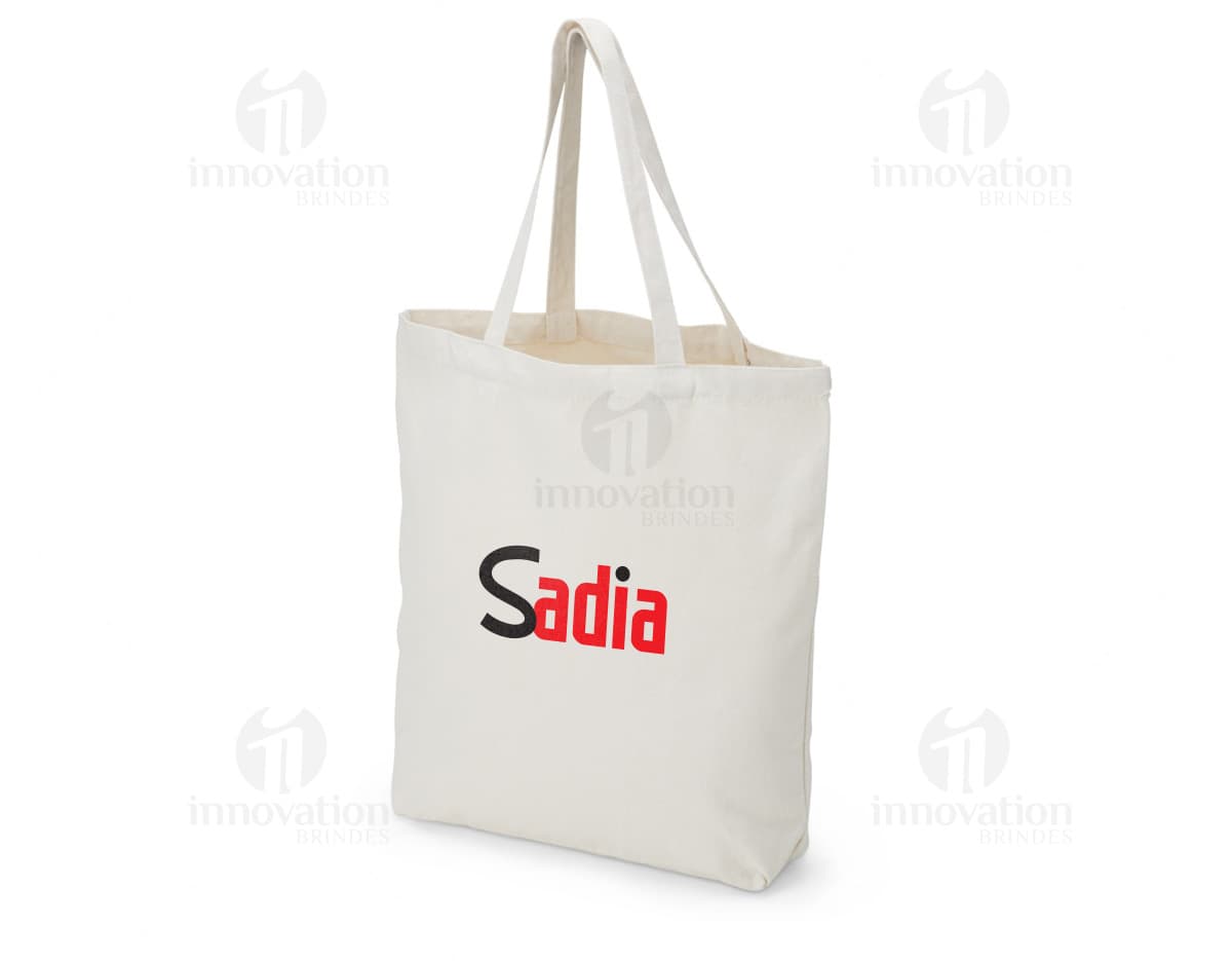 Sacola de algodão marrom com alças costuradas, objeto elegante e moderno para compras, presente ou transporte de objetos, ideal para uso em lojas, supermercados e atividades comerciais.
