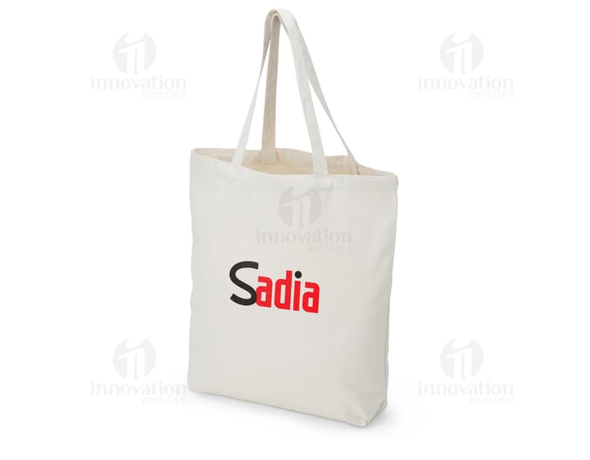 Sacola de algodão marrom com alças costuradas, objeto elegante e moderno para compras, presente ou transporte de objetos, ideal para uso em lojas, supermercados e atividades comerciais.