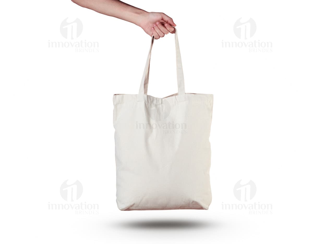 Sacola de algodão marrom com alças costuradas, objeto elegante e moderno para compras, presente ou transporte de objetos, ideal para uso em lojas, supermercados e atividades comerciais.