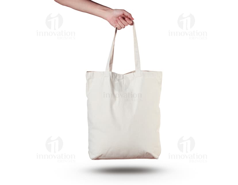 Sacola de algodão marrom com alças costuradas, objeto elegante e moderno para compras, presente ou transporte de objetos, ideal para uso em lojas, supermercados e atividades comerciais.