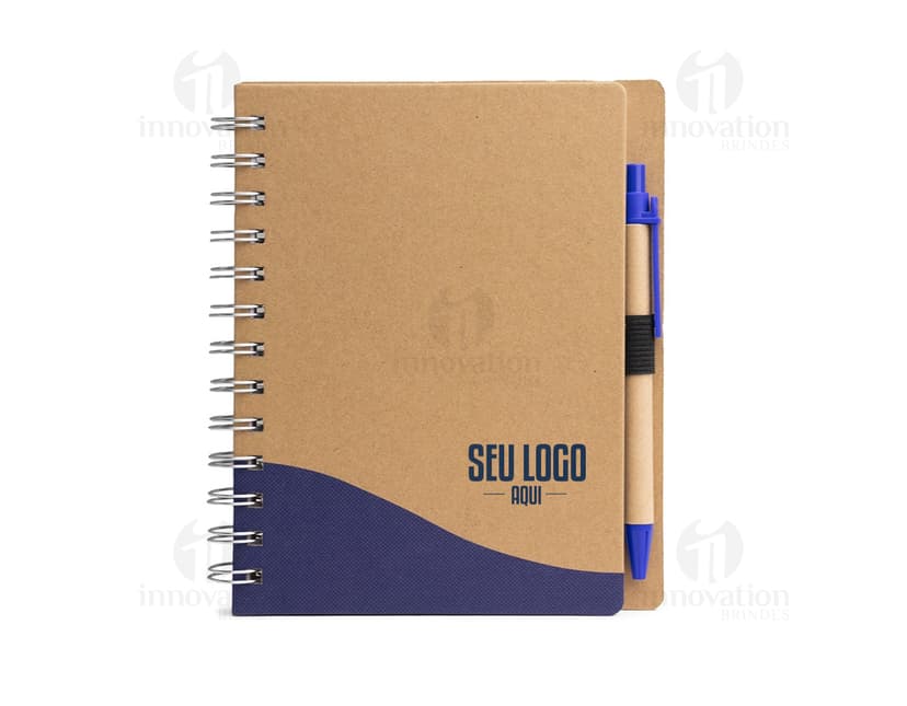 Bloco de anotações com caneta: o companheiro ideal para seus momentos de estudo e organização. Perfeito para guardar suas ideias, notas e pensamentos. Este bloco possui uma caneta acoplada para facilitar ainda mais a sua vida. Não perca a oportunidade de ter sempre à mão esse item essencial para a sua rotina de estudos ou trabalho. Adquira já o seu!