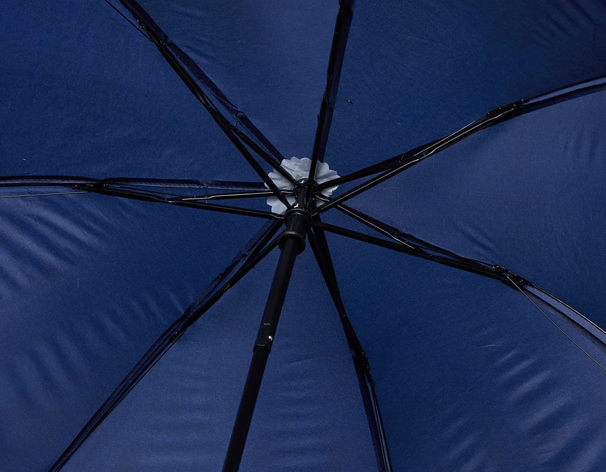 Guarda chuva manual de nylon vinil com design moderno em tons coloridos e vibrantes. A estrutura em aço proporciona proteção contra a chuva e paredes de vidro que permitem a passagem de luz natural, criando uma atmosfera alegre e divertida. Ideal para uso em ambientes urbanos e atividades de lazer ao ar livre.