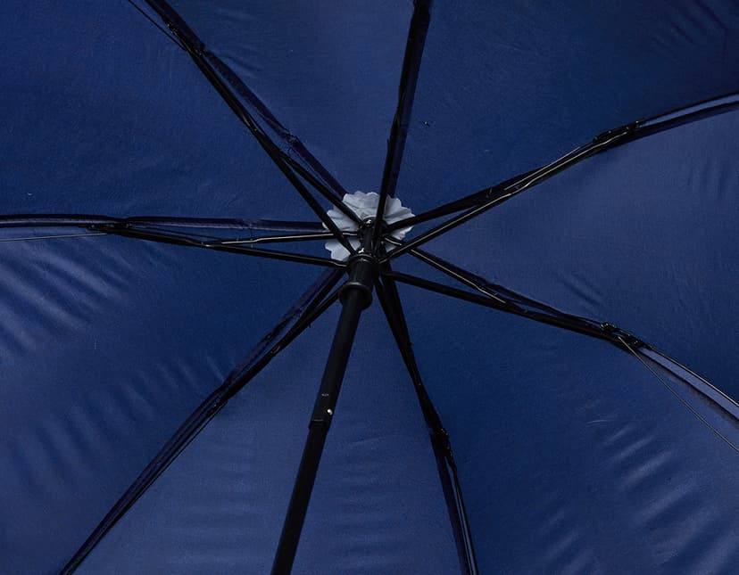Guarda chuva manual de nylon vinil com design moderno em tons coloridos e vibrantes. A estrutura em aço proporciona proteção contra a chuva e paredes de vidro que permitem a passagem de luz natural, criando uma atmosfera alegre e divertida. Ideal para uso em ambientes urbanos e atividades de lazer ao ar livre.