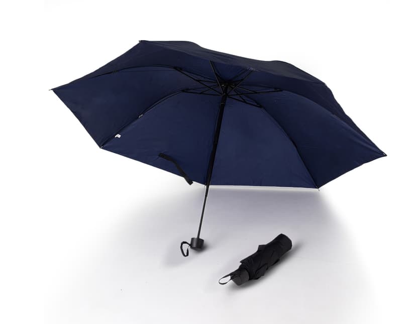 Guarda chuva manual de nylon vinil com design moderno em tons coloridos e vibrantes. A estrutura em aço proporciona proteção contra a chuva e paredes de vidro que permitem a passagem de luz natural, criando uma atmosfera alegre e divertida. Ideal para uso em ambientes urbanos e atividades de lazer ao ar livre.