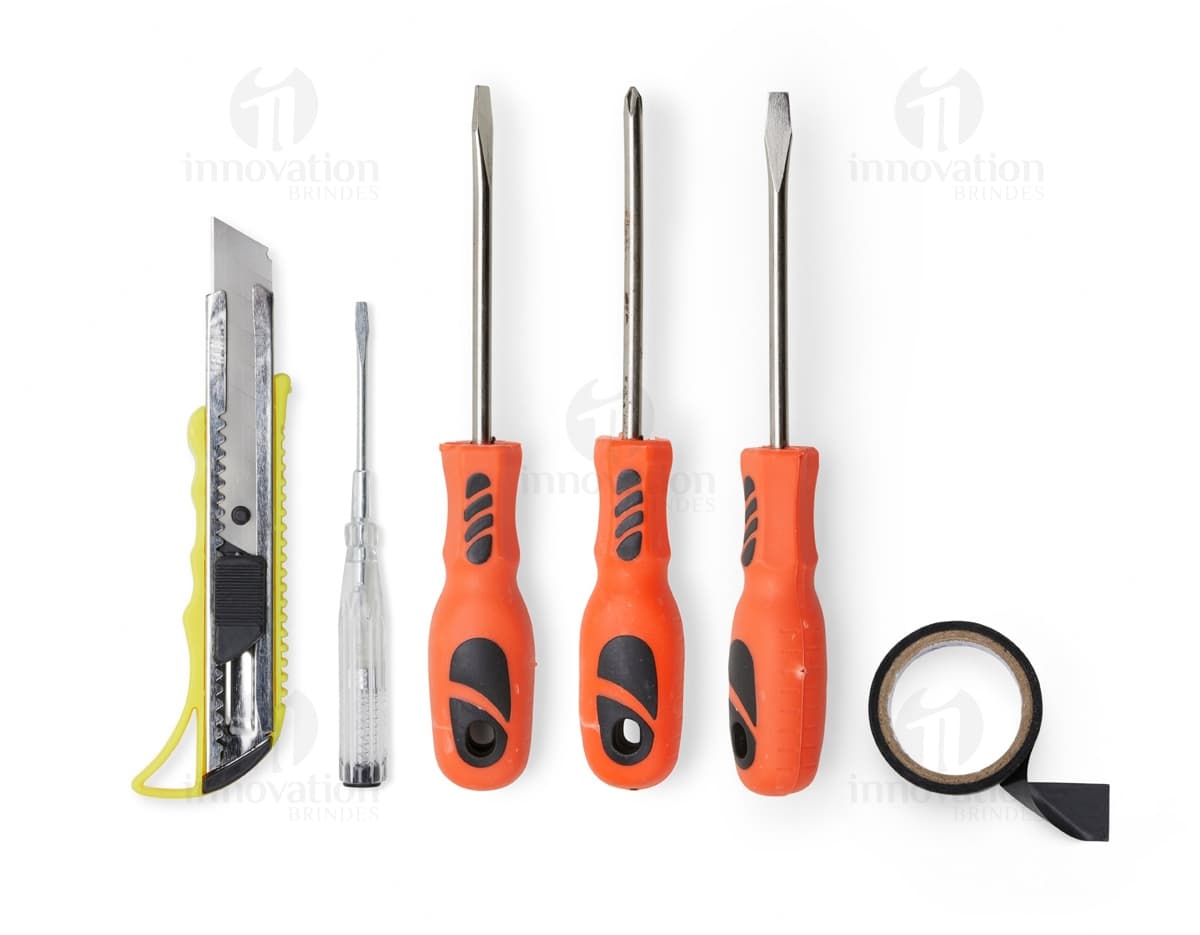 Kit de ferramentas de 5 peças em metal prateado e preto. Tecnologia moderna e equipamento eletrônico, com botões, display e alto-falantes integrados. Ideal para negócios, música e entretenimento.