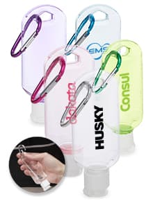 Frasco plástico 55ml com mosquetão sendo segurado por uma mão masculina, em um ambiente de escritório. A imagem mostra detalhes do frasco, como sua tampa e seu tamanho compacto, ideal para transporte.