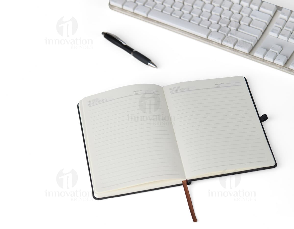 Caderneta emborrachada para anotações prática e elegante! Ideal para uso no escritório, na faculdade ou em reuniões de negócios. Feita de couro sintético de alta qualidade, é portátil e possui espaço para guardar documentos e eletrônicos. Perfeita para manter suas ideias organizadas. Garanta a sua agora!