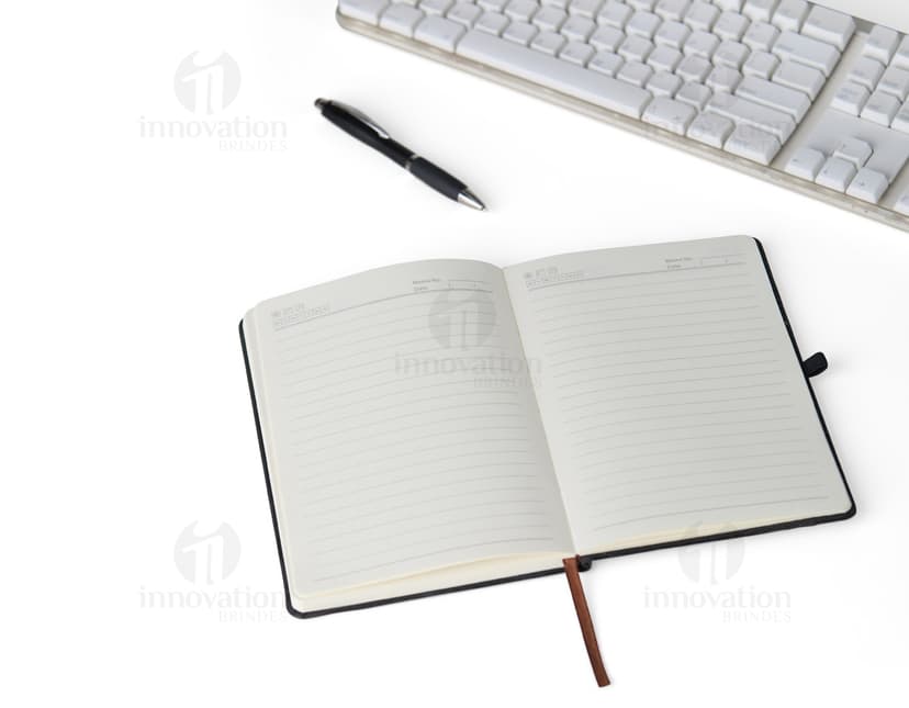 Caderneta emborrachada para anotações prática e elegante! Ideal para uso no escritório, na faculdade ou em reuniões de negócios. Feita de couro sintético de alta qualidade, é portátil e possui espaço para guardar documentos e eletrônicos. Perfeita para manter suas ideias organizadas. Garanta a sua agora!