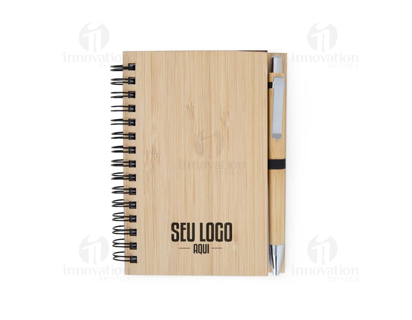 Caderneta em bambu com caneta: ideal para anotações no escritório ou na escola. Feita em bambu sustentável, possui uma caneta inclusa e espaço para armazenar documentos. Prática e ecológica, é perfeita para manter seus pensamentos organizados. Adquira já!