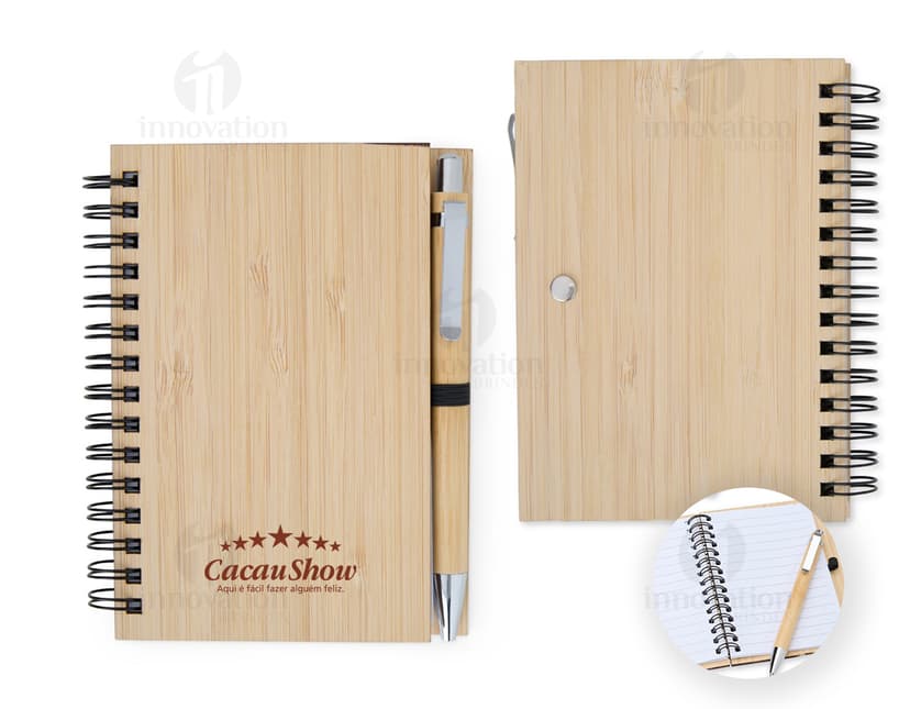 Caderneta em bambu com caneta: a combinação perfeita de sustentabilidade e praticidade para o seu dia a dia no escritório. Feita com material reciclável e caneta inclusa, ideal para anotações e organização. Adquira já a sua!