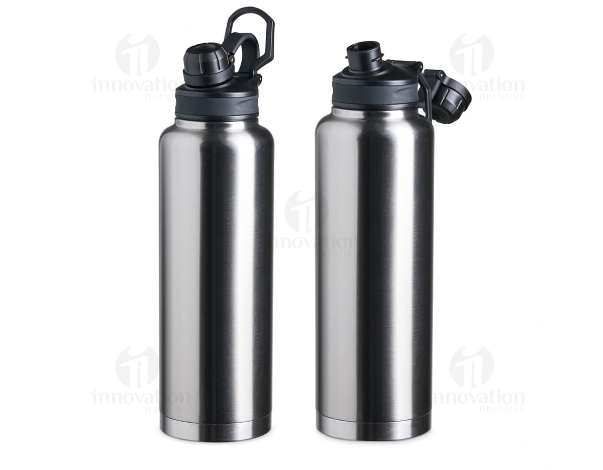 Garrafa térmica de 1,5 litros feita de metal, com tampa e sem ninguém por perto.