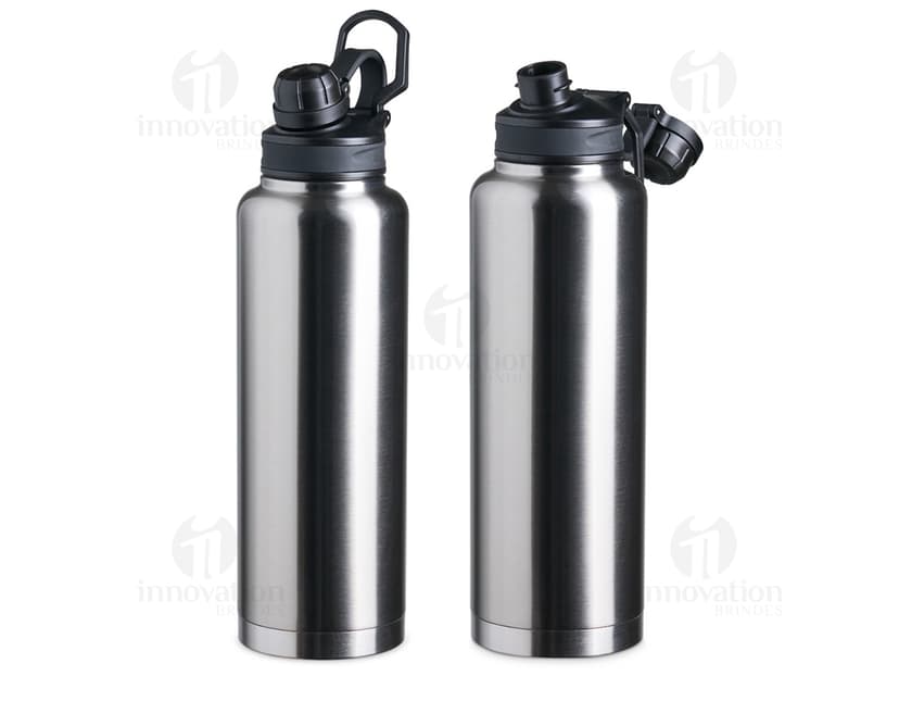 Garrafa térmica de 1,5 litros feita de metal, com tampa e sem ninguém por perto.