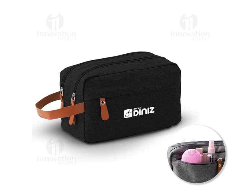 Nécessaire poliéster com couro preto, equipamento moderno com 3 zíperes, ideal para armazenar objetos, câmera reflex, dinheiro, documentos e acessórios.