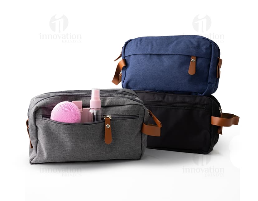 Nécessaire poliéster com couro preto, equipamento moderno com 3 zíperes, ideal para armazenar objetos, câmera reflex, dinheiro, documentos e acessórios.