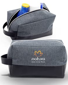 Nécessaire em nylon preto para armazenamento de objetos pessoais e acessórios de forma prática e segura. Ideal para viagens de negócios e uso diário. Adquira o seu agora e garanta organização e praticidade!