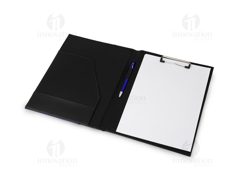 Pasta de convenção em couro sintético com porta caneta. Ideal para reuniões e eventos corporativos. Organize suas anotações com estilo e praticidade.