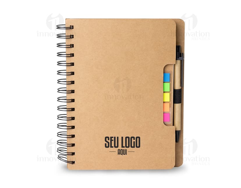 Caderneta com autoadesivos e caneta, perfeita para lembrar de todos os seus compromissos e tarefas! Ideal para anotar lembretes, recados e importantes notas de negócios. Tenha sempre à mão esse prático e útil bloco de notas, com capa em papel resistente e espiral encadernada. Suas páginas em branco estão prontas para receber suas ideias e pensamentos. Acompanha uma caneta para você não perder nada. Organize-se com estilo e praticidade!