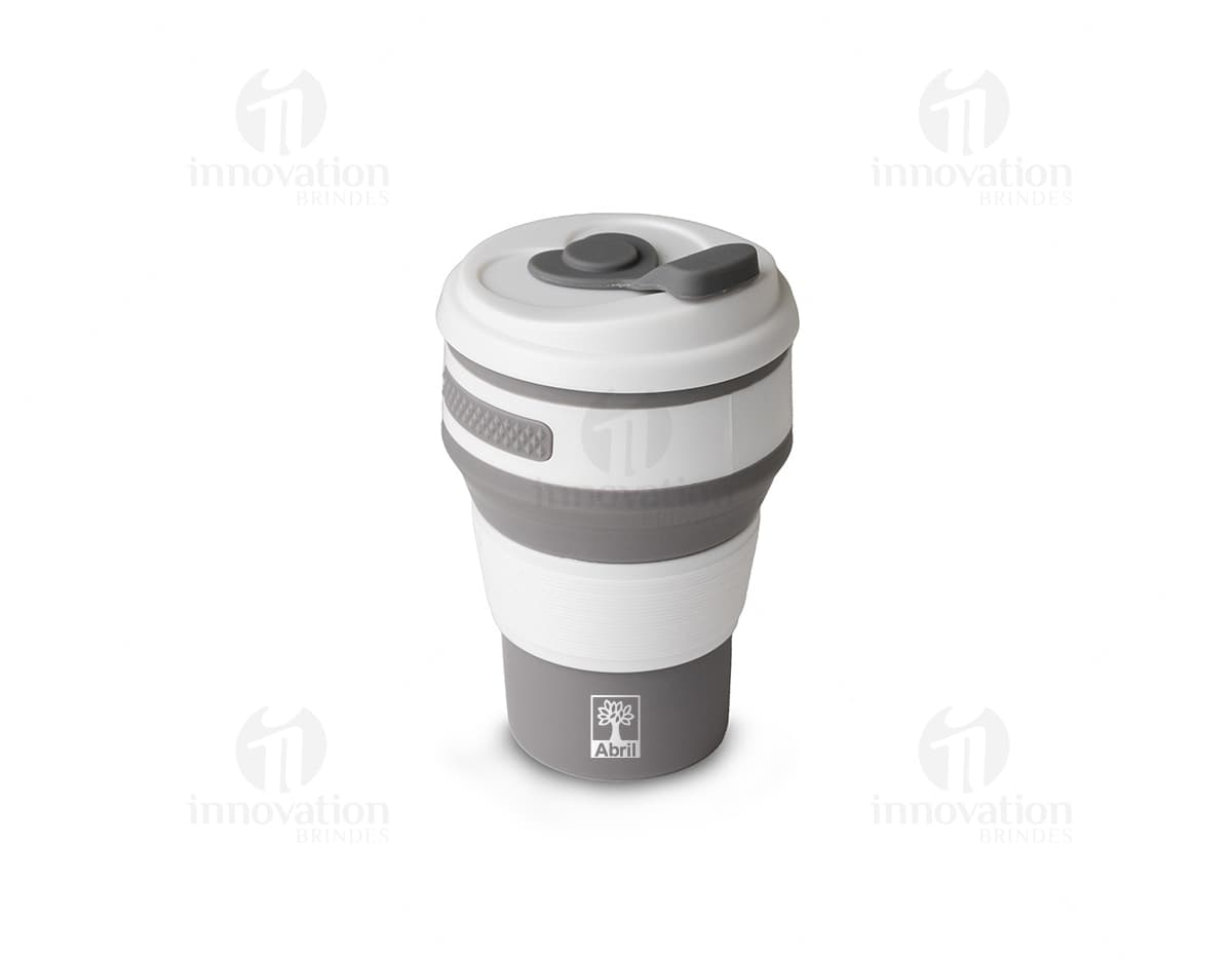 Copo retrátil de silicone de 350ml em um conjunto de objetos metálicos e plásticos, incluindo latas, garrafas, barris e recipientes de metal. A imagem mostra uma variedade de recipientes de armazenamento e objetos coloridos e brilhantes, representando indústria, finanças e sucesso.