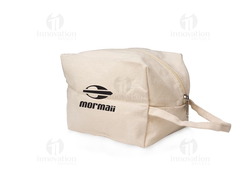 Imagem de um nécessaire de algodão, perfeito para levar seus produtos de higiene e beleza com praticidade. Ideal para viagens ou uso diário, o nécessaire é espaçoso e confeccionado com material de alta qualidade. Aproveite a promoção e garanta o seu!