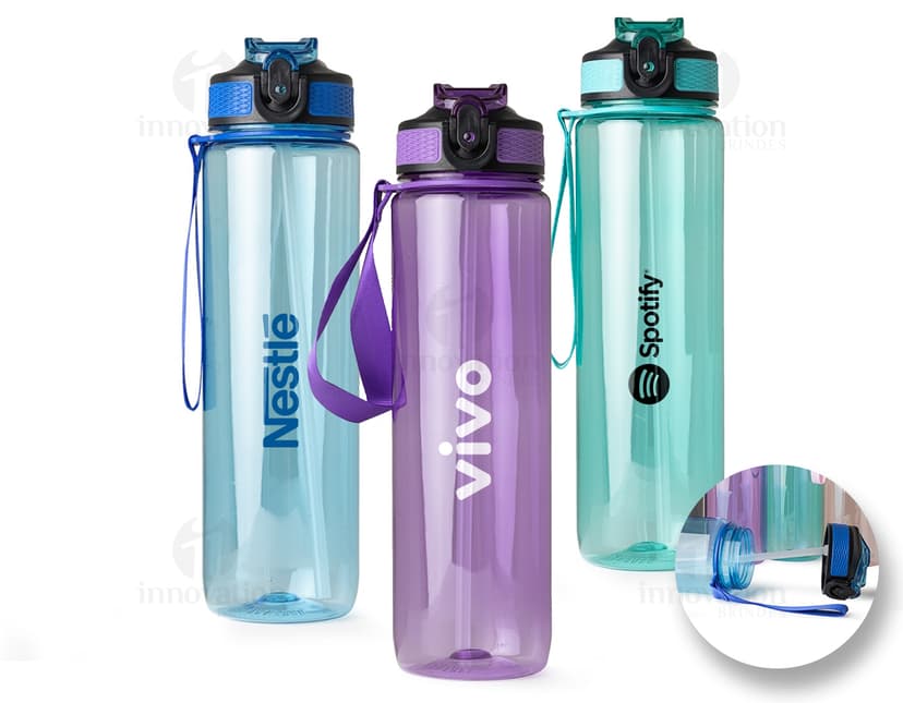 squeeze plástico de 1 litro contendo líquido transparente. O recipiente é de plástico colorido em amarelo e contém um objeto para abrir a tampa. A embalagem está limpa e é perfeita para armazenar bebidas saudáveis e frescas.