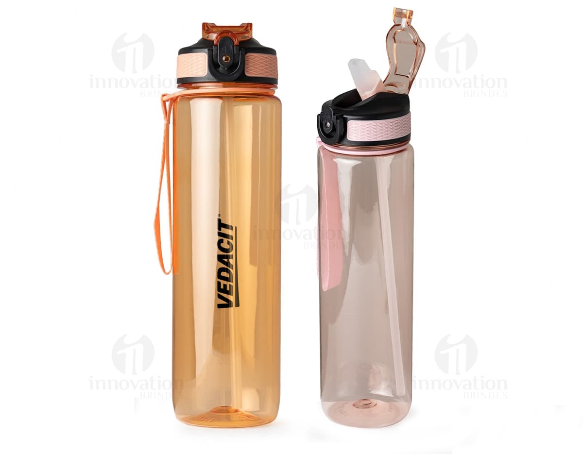 squeeze plástico de 1 litro contendo líquido transparente. O recipiente é de plástico colorido em amarelo e contém um objeto para abrir a tampa. A embalagem está limpa e é perfeita para armazenar bebidas saudáveis e frescas.