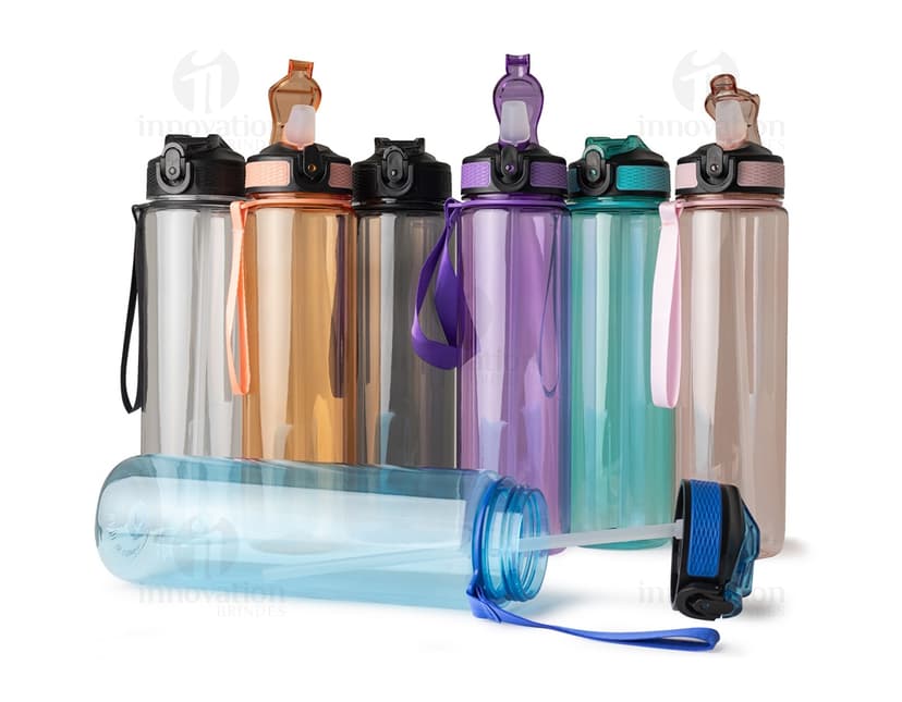 squeeze plástico de 1 litro contendo líquido transparente. O recipiente é de plástico colorido em amarelo e contém um objeto para abrir a tampa. A embalagem está limpa e é perfeita para armazenar bebidas saudáveis e frescas.