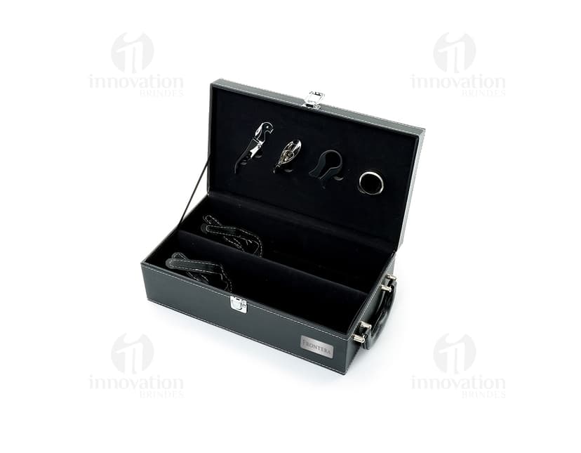 Maleta de vinho de 4 peças em veludo preto, contendo acessórios de negócios e equipamentos tecnológicos, como notebook, dinheiro, papel, chave, câmera e pen drive.