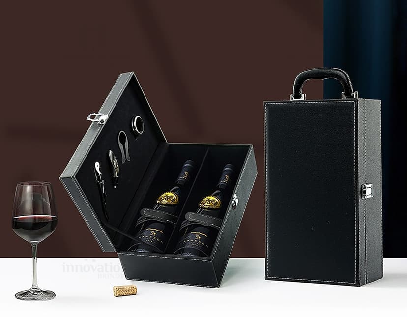 Maleta de vinho de 4 peças em veludo preto, contendo acessórios de negócios e equipamentos tecnológicos, como notebook, dinheiro, papel, chave, câmera e pen drive.