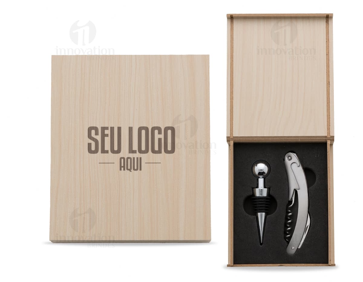 Kit vinho em estojo de madeira contendo corkscrew, bottle opener, opener, pliers, wrench, screwdriver, sharp knife, spanner, scissors, adjustable wrench, hammer, saw, clamp, cork, wine opener, and wine stopper. Feito de metal, aço inoxidável, plástico e madeira, ideal para manutenção e reparos em casa, oficina ou indústria. Cor preto, prata e cromado, com aparência robusta e durável.
