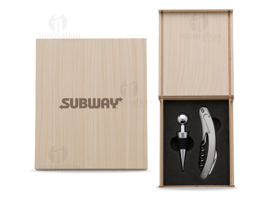 Kit vinho em estojo de madeira contendo corkscrew, bottle opener, opener, pliers, wrench, screwdriver, sharp knife, spanner, scissors, adjustable wrench, hammer, saw, clamp, cork, wine opener, and wine stopper. Feito de metal, aço inoxidável, plástico e madeira, ideal para manutenção e reparos em casa, oficina ou indústria. Cor preto, prata e cromado, com aparência robusta e durável.